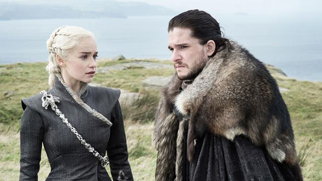 Kit Harington ed Emilia Clarke in Game of Thrones 7