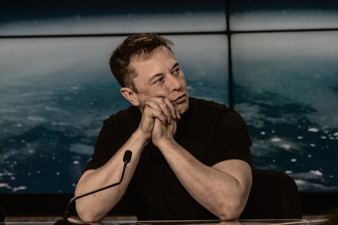 Elon Musk a una conferenza stampa Foto di Elon Musk durante un intervento pubblico