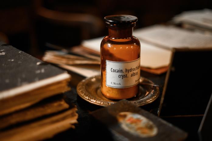Un vasetto contenente di cocaina Un vasetto contenente di cocaina sullo scrivania di Freud