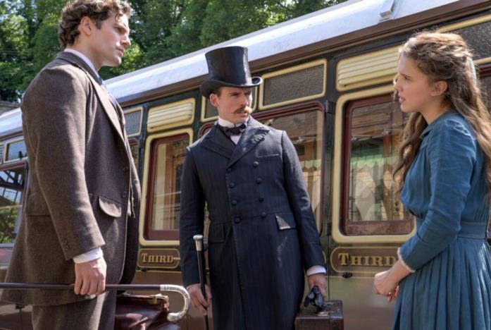 A destra Enola Holmes, insieme ad altri due personaggi del film