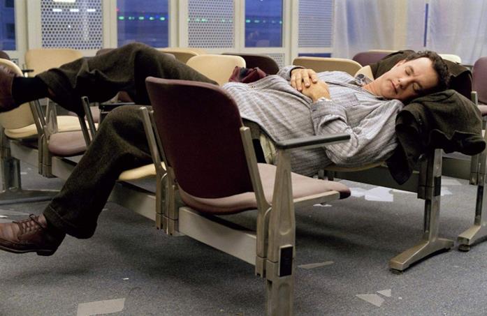 Tom Hanks in The Terminal Viktor tenta di dormire sulle panchine dell'aeroporto JFK