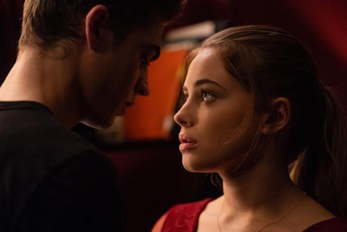 Josephine Langford e Hero Fiennes Tiffin Josephine Langford e Hero Fiennes Tiffin si guardano intensamente