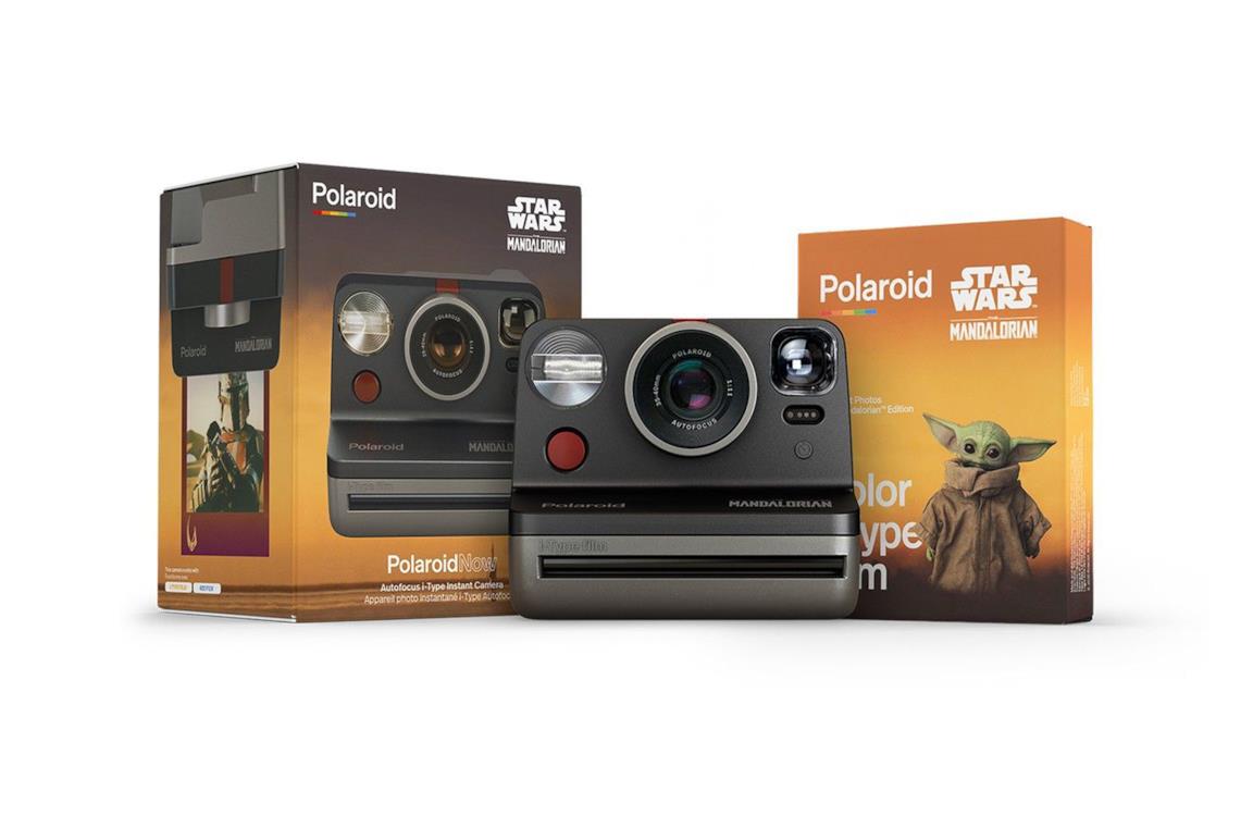 Un'immagine della Polaroid e delle pellicole a tema The Mandalorian