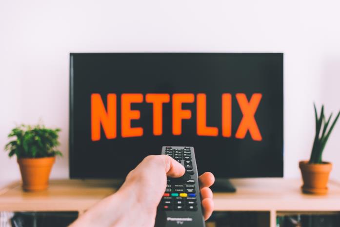 Telecomando che accende la tv su Netflix