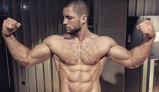 Florian Munteanu mostra i muscoli