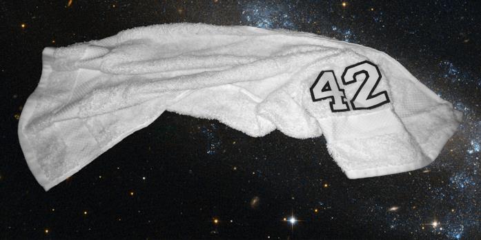 Un asciugamano con impresso il numero 42 in onore del Towel Day