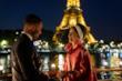 Lucien Laviscount e Lily Collins sono Alfie ed Emily nella seconda stagione di Emily in Paris