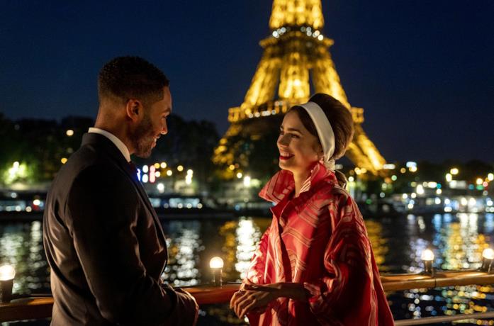 Lucien Laviscount e Lily Collins sono Alfie ed Emily nella seconda stagione di Emily in Paris