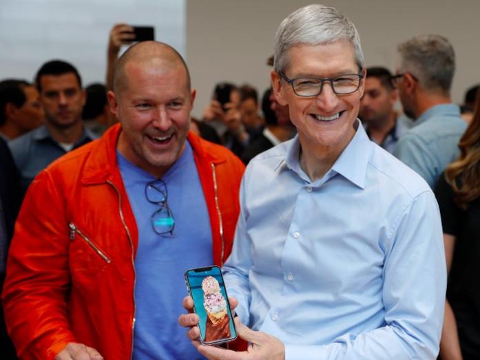 I rapporti tra Tim Cook e Jony Ive non sarebbero stati idilliaci Jony Ive e Tim Cook mostrano sorridenti il nuovo iPhone X
