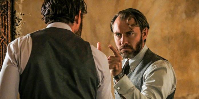 Jude Law nei panni di Albus Silente in Animali fantastici e dove trovarli Silente si guarda allo specchio