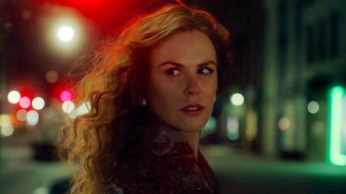 Nicole Kidman protagonista della serie The Undoing Un primo piano di Nicole Kidman che attraversa una strada di notte in The Undoing