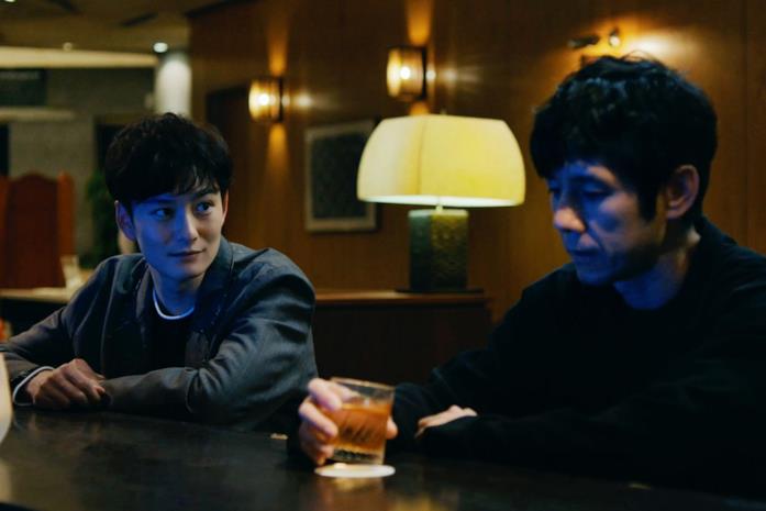 Drive My Car Due protagonisti di Drive My Car bevono al bar
