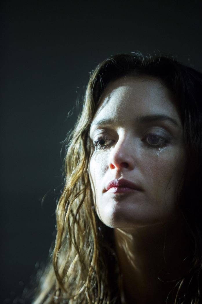 Iris: 10 curiosità sul thiller erotico di Jalil Lespert Un primo piano di Charlotte Le Bon in una scena del film Iris