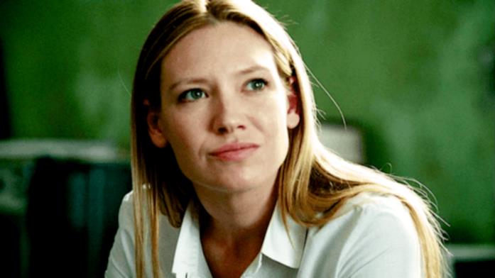 Olivia Dunham, agente dell’FBI di Boston in Fringe Primo piano di Anna Torv sorridente