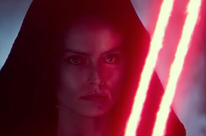 Rey con la spada laser doppia di colore rosso