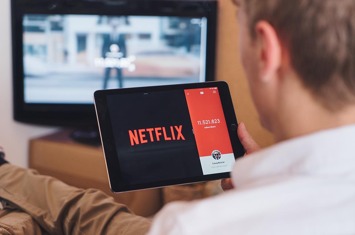 Utente guarda Netflix su dispositivo mobile