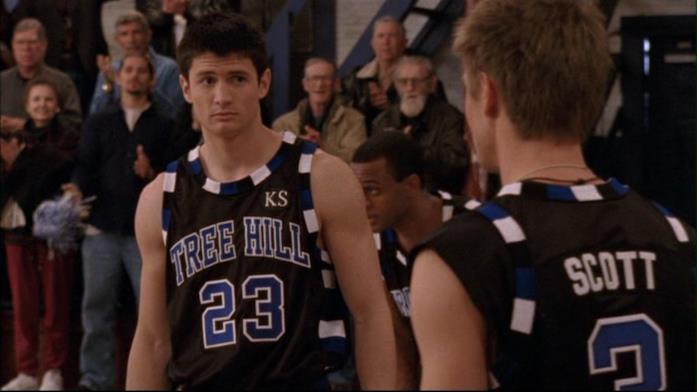 Nathan Scott con il suo famoso numero 23 James Lafferty in una scena delle serie