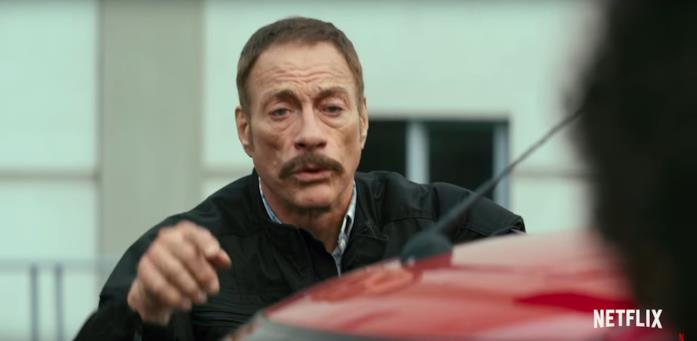 Richard Brumère mette in salvo il figlio ne L'ultimo mercenario Primo piano di Jean-Claude Van Damme ne L'ultimo mercenario