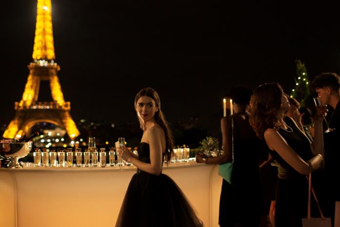 Emily in Paris Emily con la Tour Eiffel sullo sfondo