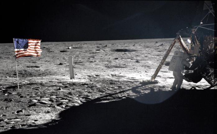 L'uomo sulla Luna Una foto dove è possibile osservare un astronauta sulla Luna