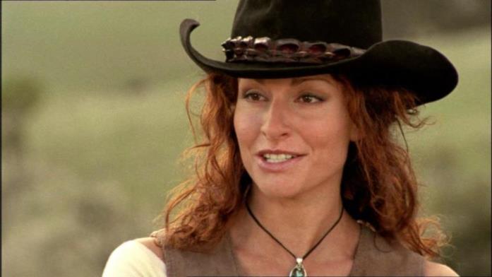 Simmone Mackinnon interpreta l'agguerita Stevie Stevie in un episodio di Le Sorelle McLeod
