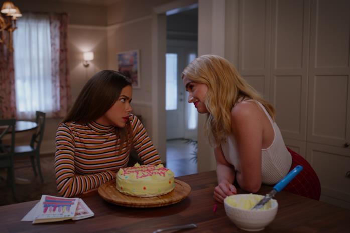 Una scena di Ginny & Georgia con Antonia Gentry e Brianne Howey Antonia Gentry e Brianne Howey in una scena di Ginny & Georgia