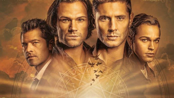 Primo piano di Misha Collins, Jared Padalecki, Jensen Ackles e Alexander Calvert
