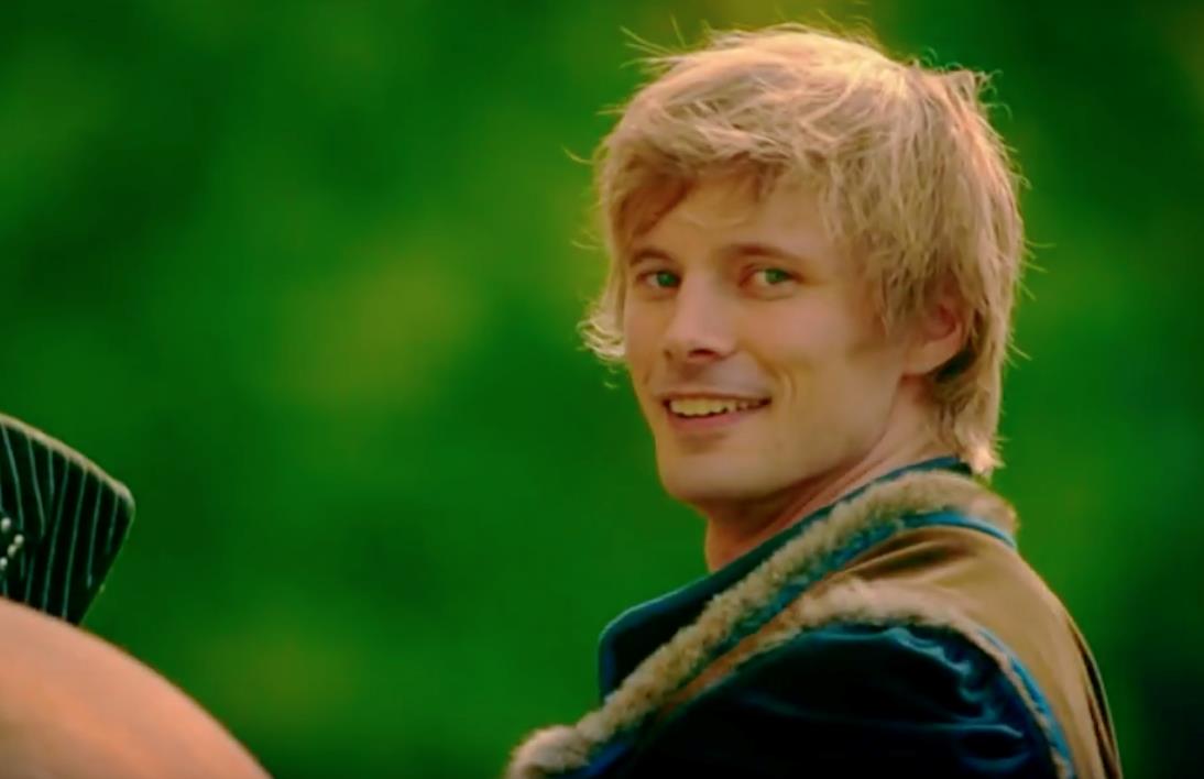 Bradley James in una scena de I Medici