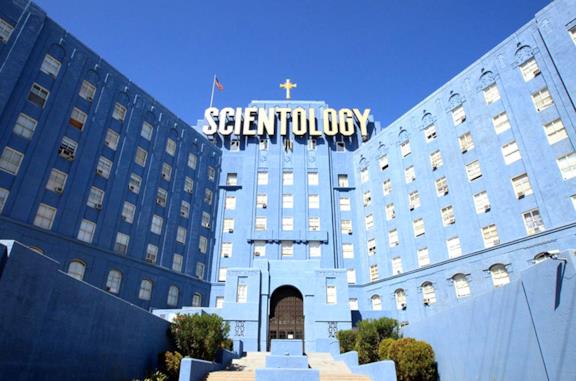 L'ingresso della Chiesa in una scena del film Going Clear: Scientology e la prigione della fede