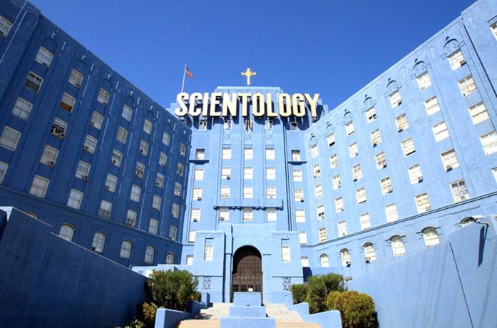 L'ingresso della Chiesa in una scena del film Going Clear: Scientology e la prigione della fede