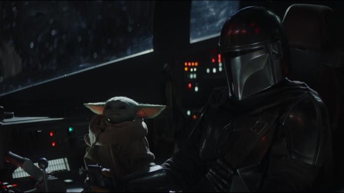 No, in The Mandalorian non c'è sempre Pedro Pascal sotto l'armatura Baby Yoda e il mandaloriano Dynn Jarren in una scena della serie The Mandalorian