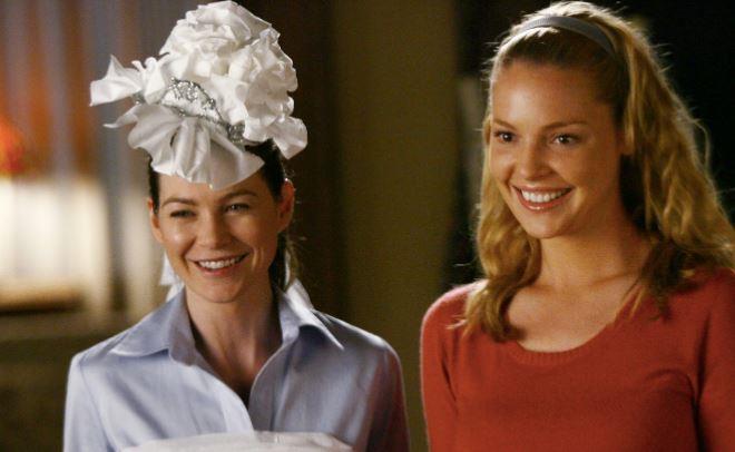 Meredith e Izzie in una scena dalle prime stagioni di Grey's Anatomy