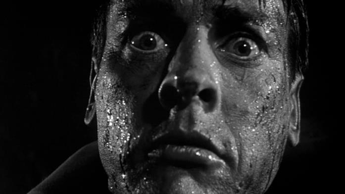L'invasione degli Ultracorpi (1956) di Don Siegel. Un primo piano del dottor Miles J. Bennell sudato e spaventato