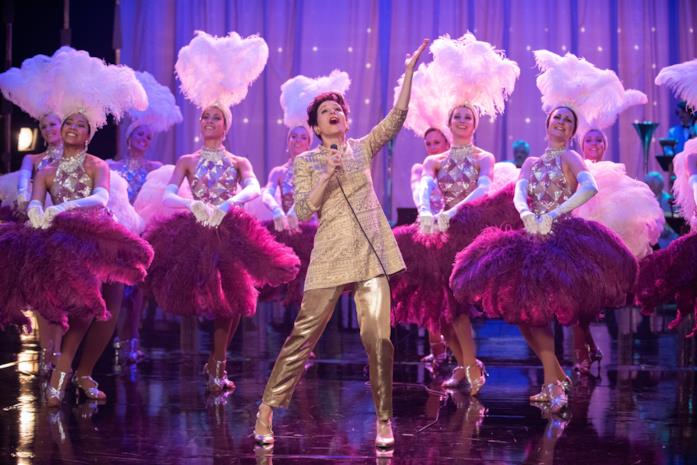 Judy canta Judy canta con le ballerine sullo sfondo