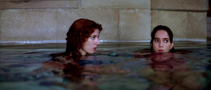 Jessica Harper e Stefania Casini interpretano Susy Benner e Sarah Susy e l'amica Sarah in acqua
