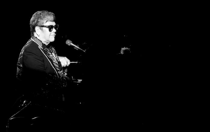 Elton John Elton John al pianoforte