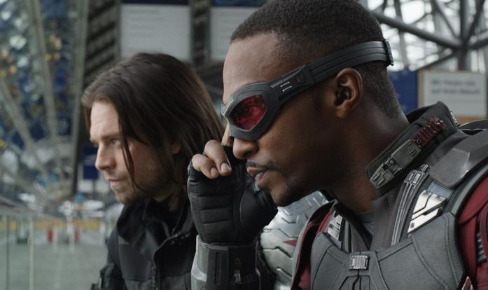 Anthony Mackie e Sebastian Stan in un progetto Marvel Falcon e Winter Soldier si trovano vicini, mentre fissano qualcosa o qualcuno