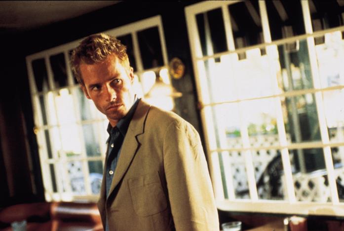 Memento: il genio di Christopher Nolan Mezzo primo piano di Guy Pearce in una scena di Memento