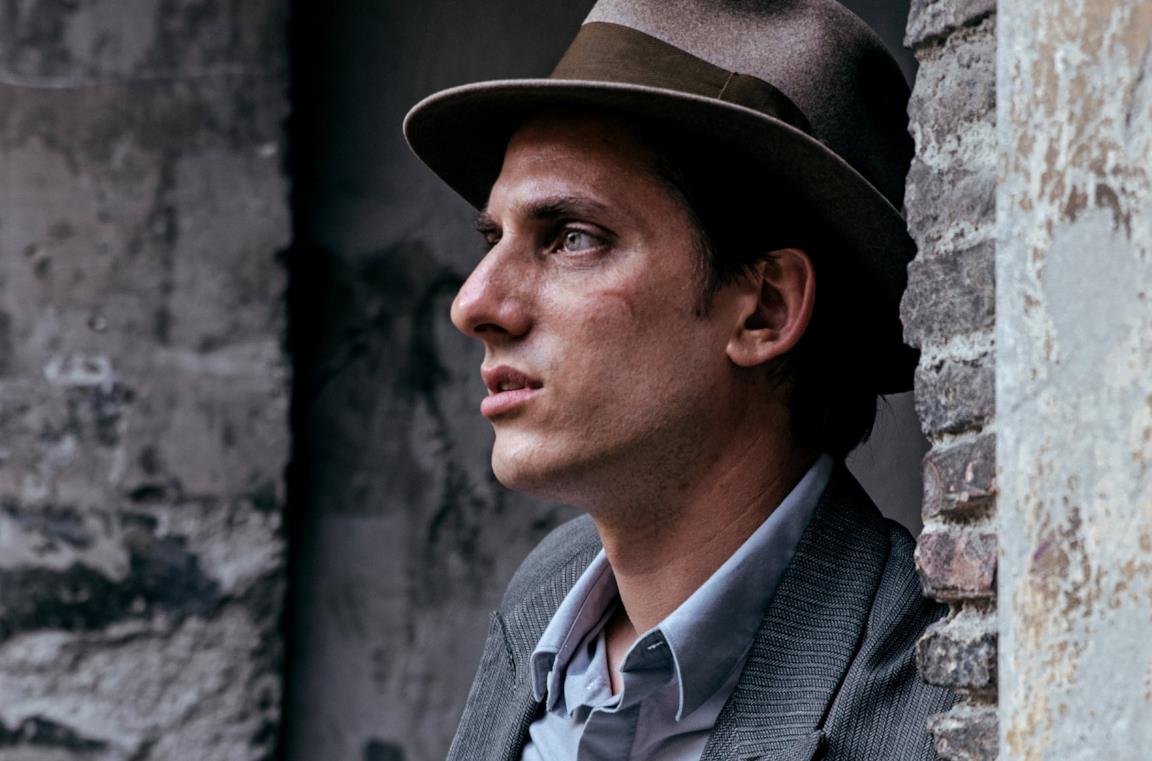 Luca Marinelli in una scena del film