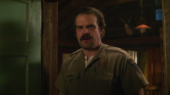 David Harbour nel ruolo dello Sceriffo Hopper Lo sceriffo Jim Hopper (interpretato da David Harbour) in una scena della terza stagione