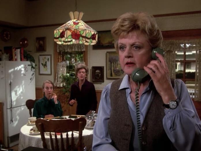 Cabot Cove è stata individuata come una cittadina ad alto tasso di criminalità Un'immagine che ritrae Jessica Fletcher mentre risponde al telefono in La signora in giallo