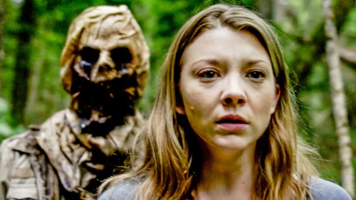 Natalie Dorman in una scena del film Sara avverte una presenza dietro di sé mentre corre per sfuggire ad Aiden