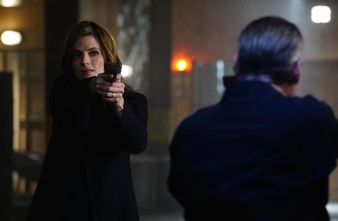 Stana Katic imbraccia una pistola nei panni di Kate Beckett in Castle