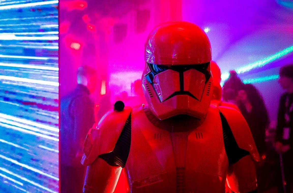 Un cosplayer stormtrooper all'anteprima di Star Wars: L'ascesa di Skywalker