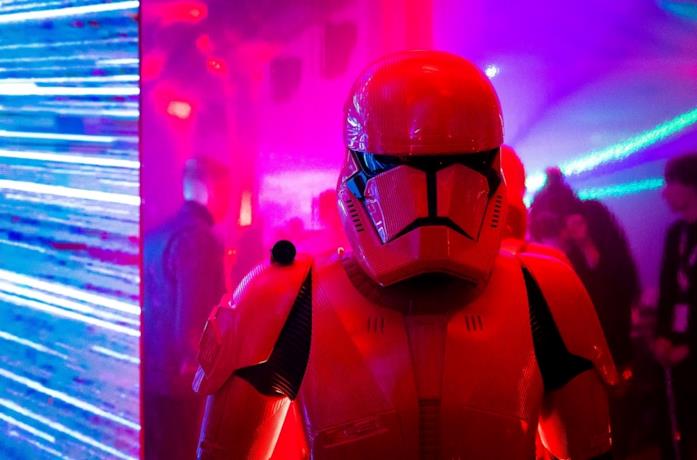 Un cosplayer stormtrooper all'anteprima di Star Wars: L'ascesa di Skywalker