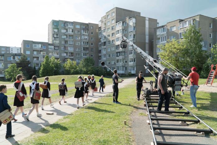 Dov'è stata girata Chernobyl? Ecco le location della serie TV La troupe di Chernobyl gira una scena della serie TV a Vilnius