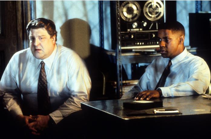 Denzel Washington in una scena de Il tocco del male