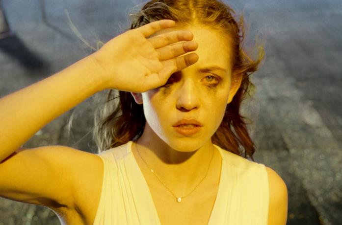 Sydney Sweeney nei panni di Juliet osserva una forte luce gialla