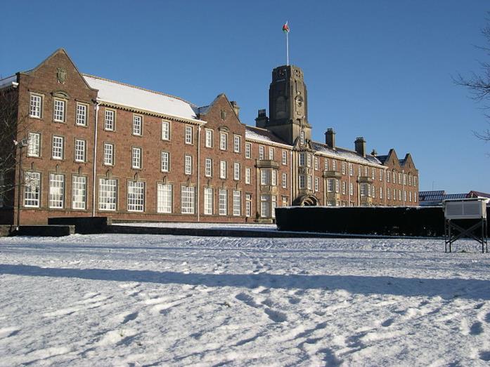 Campus Caerleon: ecco il vero liceo Moordale Il campus Caerleon innevato