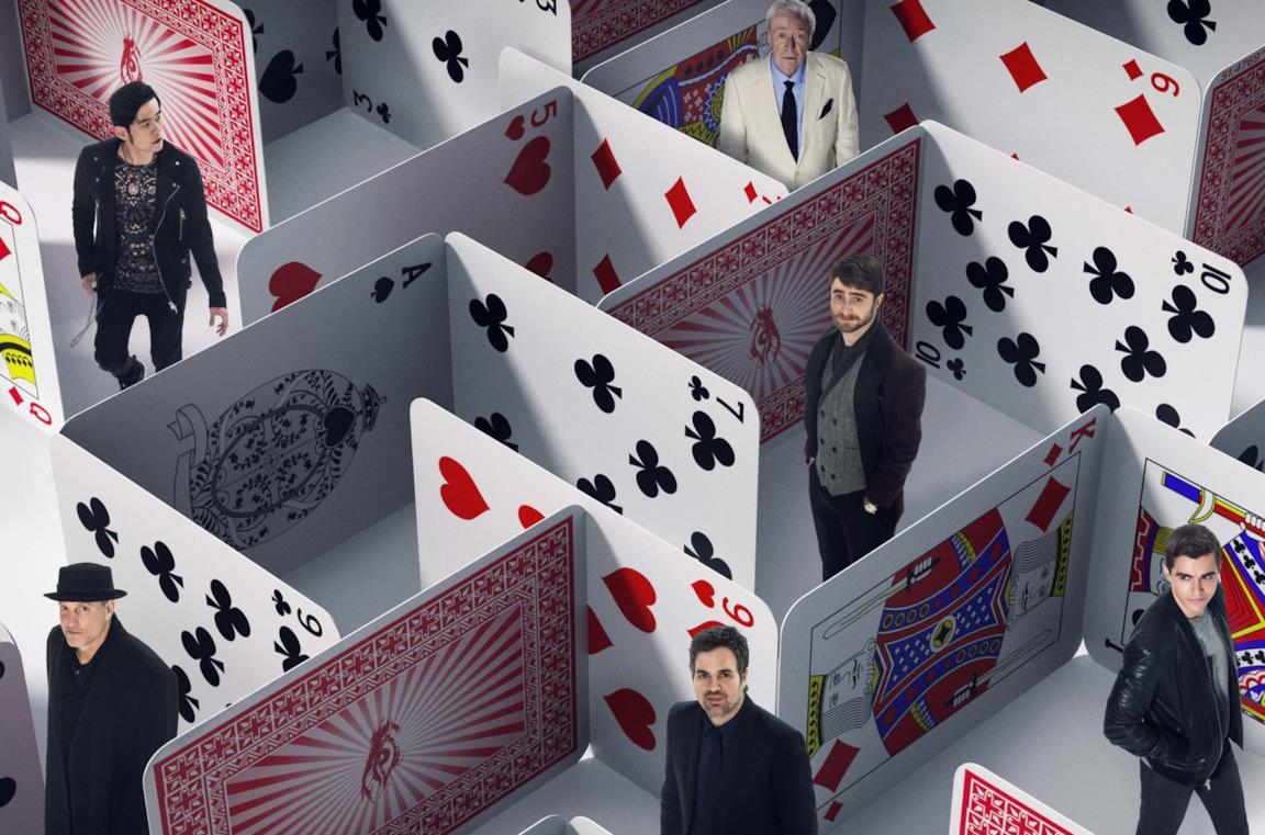 I protagonisti del film si muovono in un labirinto di carte da gioco